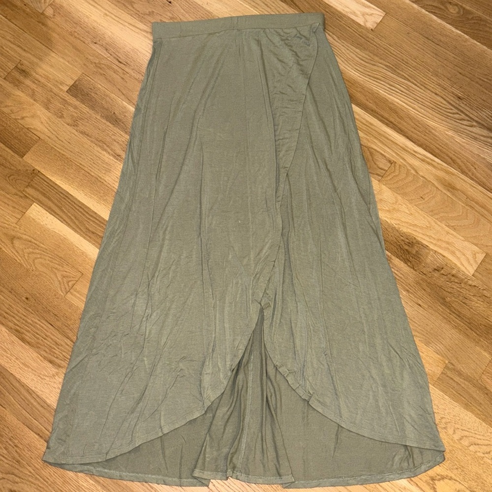 Charlotte Russe Women’s Maxi Wrap Skirt, Excellent Condition! Size Large